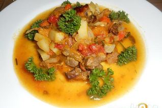 Запеченная тыква, фаршированная рагу с говядиной