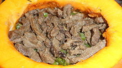 запеченная тыква, фаршированная рагу с говядиной