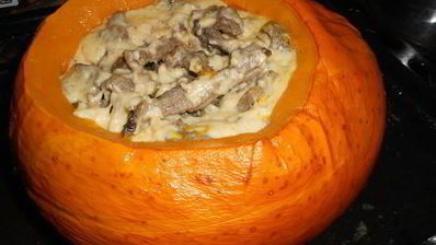 запеченная тыква, фаршированная рагу с говядиной