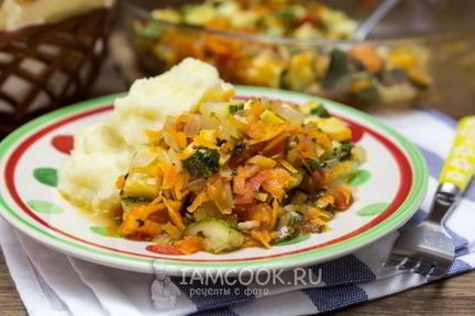 Запеченное рагу из кабачков в духовке