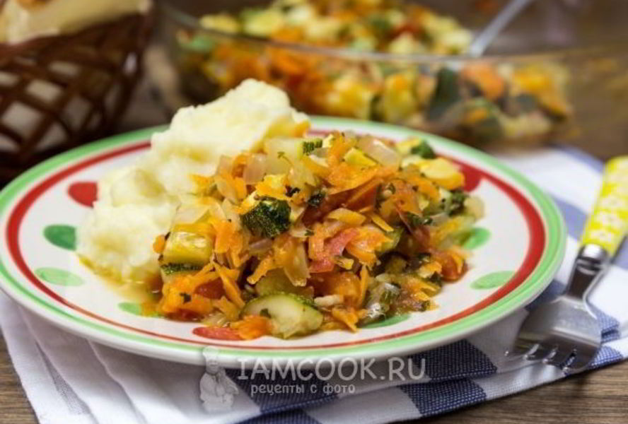 Запеченное рагу из кабачков в духовке
