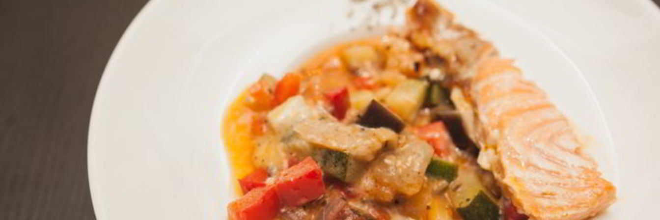 Яркий рататуй с семгой