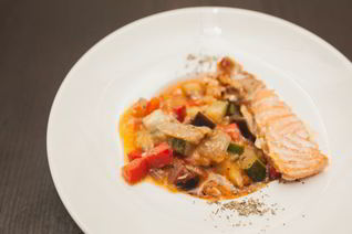 Яркий рататуй с семгой