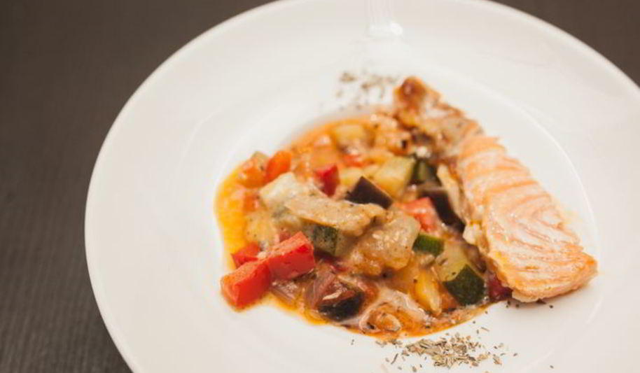 Рецепт яркого рататуя с семгой