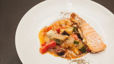 яркий рататуй с семгой