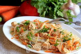 Рисовая лапша с курицей и морковью