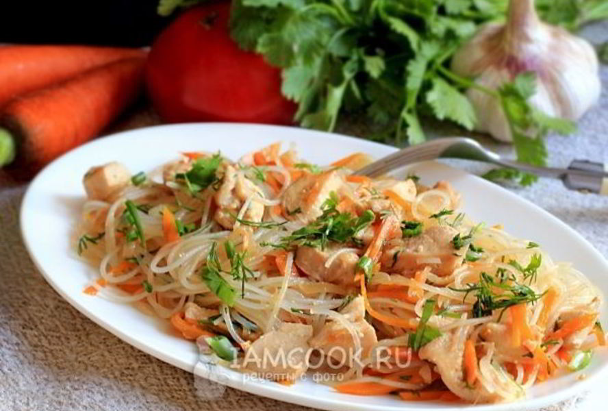 Рисовая лапша с курицей и морковью