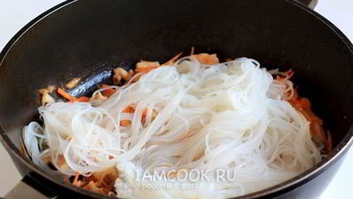 рисовая лапша с курицей и морковью