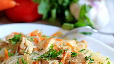 рисовая лапша с курицей и морковью