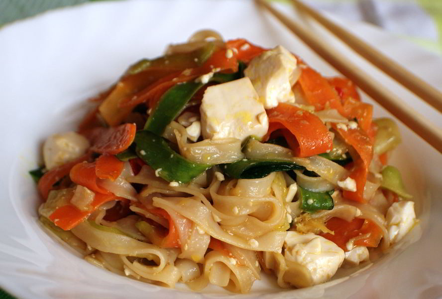 Рисовая лапша с тофу и овощами