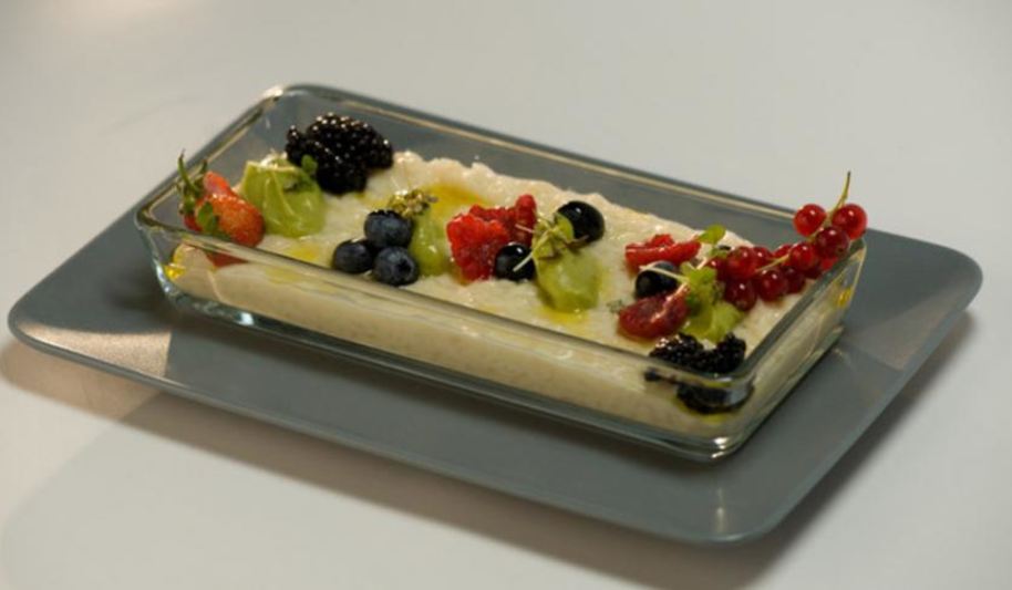 Рецепт десертного ризотто с ягодами, ванилью и авокадо