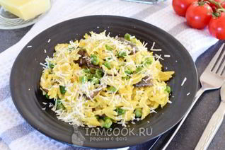 Ризотто из пасты орзо с грибами и горошком