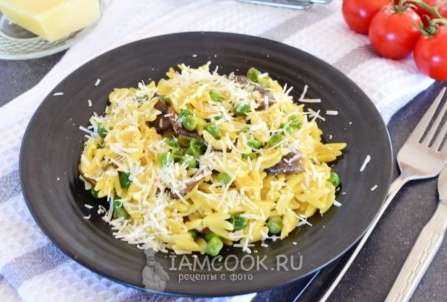 Ризотто из пасты орзо с грибами и горошком