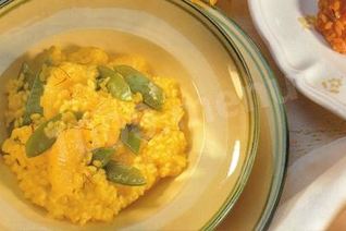 Ризотто с апельсинами, сахарным горошком и шафраном