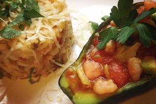 Ризотто с креветками и салатом из авокадо