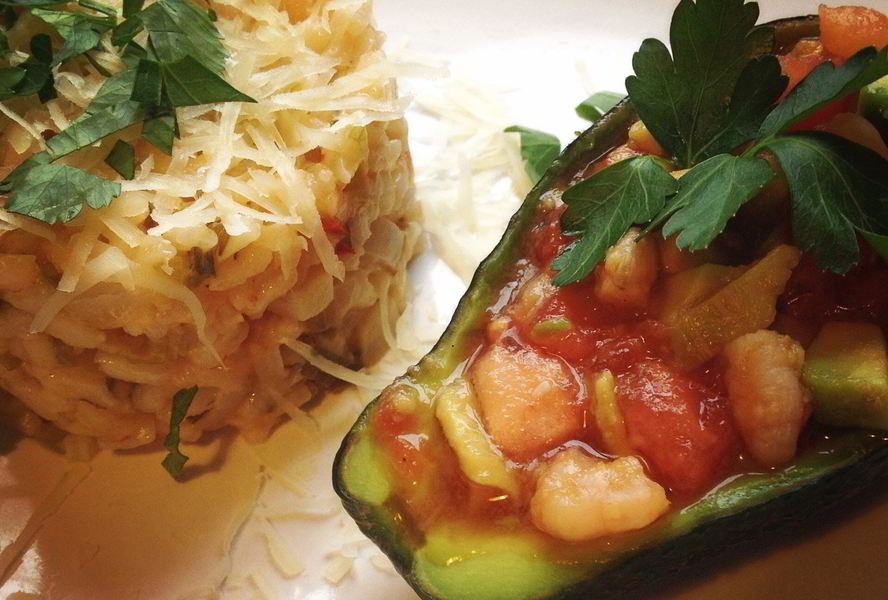 Ризотто с креветками и салатом из авокадо