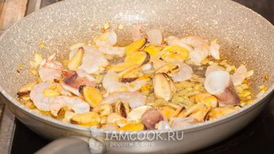 ризотто с морепродуктами в томатном соусе