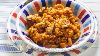 ризотто с морепродуктами в томатном соусе