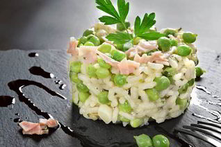 Ризотто с зеленым горошком и ветчиной