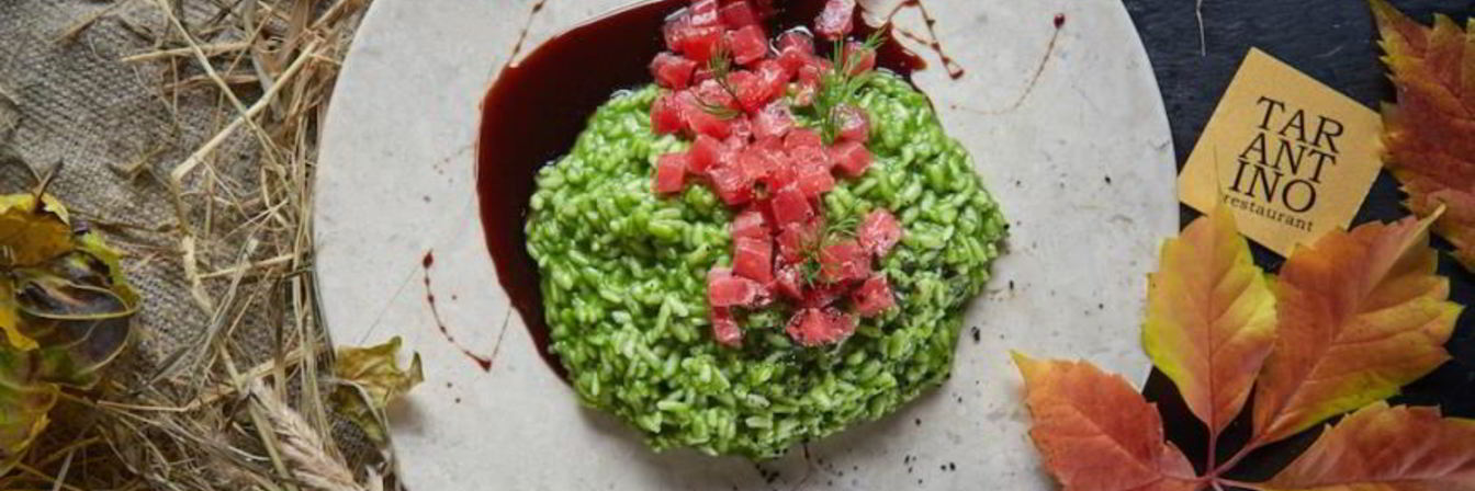 Ризотто со шпинатом, свежим тунцом и соусом терияки