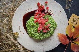 Ризотто со шпинатом, свежим тунцом и соусом терияки