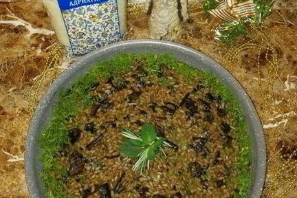 Розовое ризотто с белыми грибами