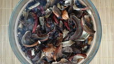 розовое ризотто с белыми грибами