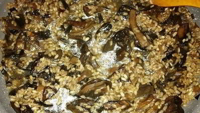 розовое ризотто с белыми грибами