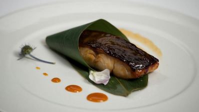 черная треска в мисо-соусе с банановым пюре