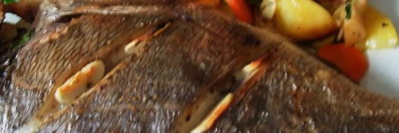 Дорада в духовке запеченная с картофелем и овощами