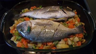 дорада в духовке запеченная с картофелем и овощами