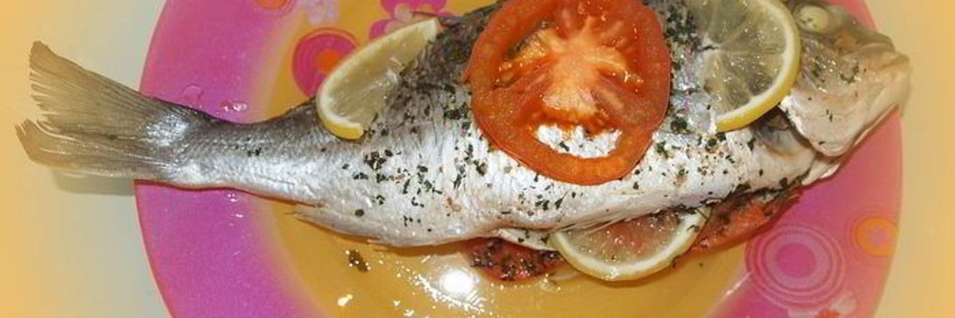 Дорада запеченная с помидором, лимоном и зеленью
