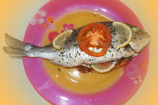 Дорада запеченная с помидором, лимоном и зеленью