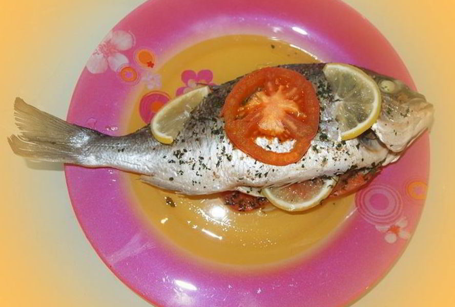 Дорада запеченная с помидором, лимоном и зеленью