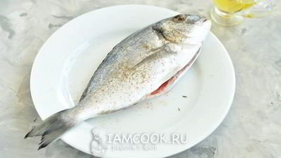 дорадо, запеченная с голубым сыром