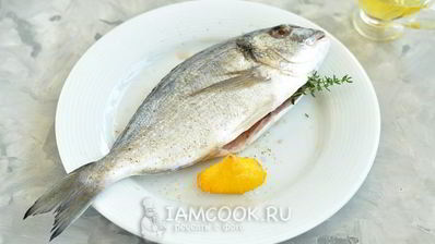 дорадо, запеченная с голубым сыром