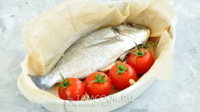 дорадо, запеченная с голубым сыром