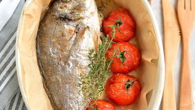 дорадо, запеченная с голубым сыром