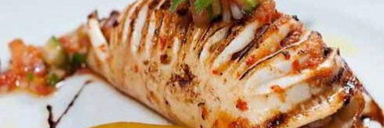 Фаршированные кальмары гриль под соусом из манго