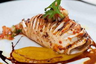 Фаршированные кальмары гриль под соусом из манго