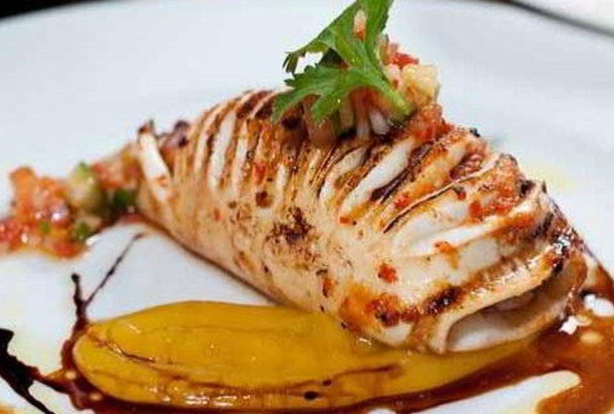 Фаршированные кальмары гриль под соусом из манго