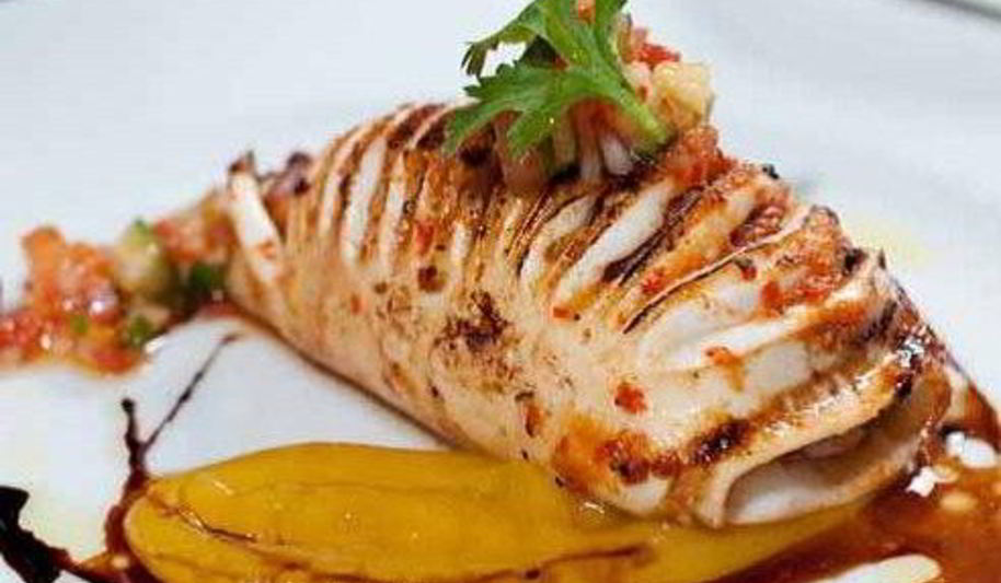 Рецепт фаршированных кальмаров гриль под соусом из манго