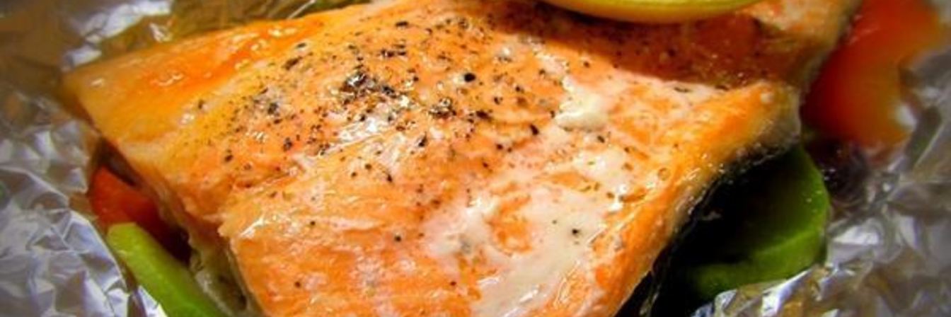 Форель на овощной подушке, запеченная в фольге