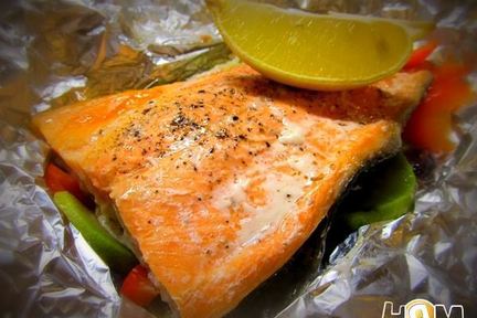 Форель на овощной подушке, запеченная в фольге