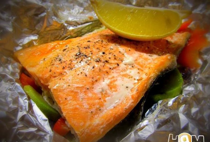 Форель на овощной подушке, запеченная в фольге