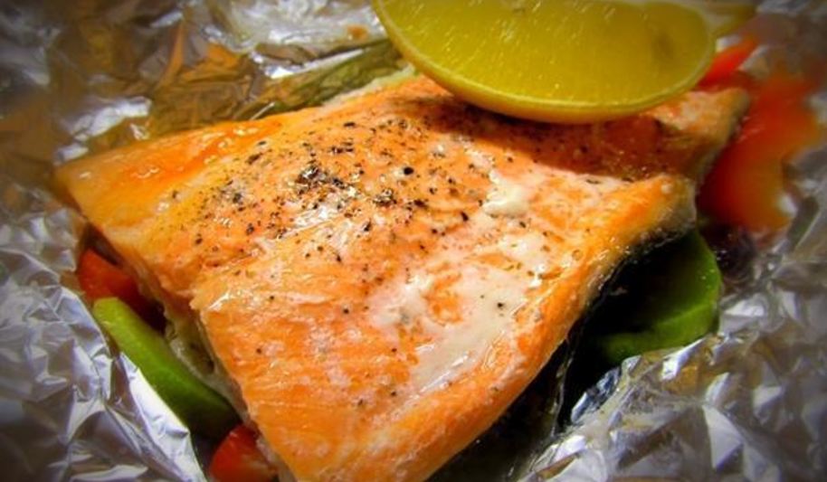 Рецепт форели на овощной подушке, запеченная в фольге