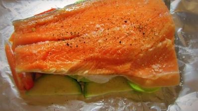 форель на овощной подушке, запеченная в фольге