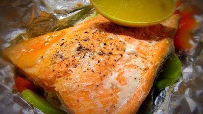 форель на овощной подушке, запеченная в фольге