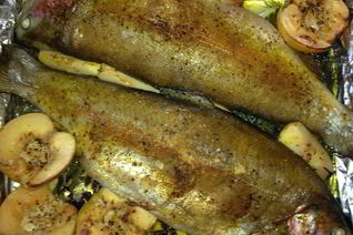 Форель, запеченная с осенними овощами и фруктами