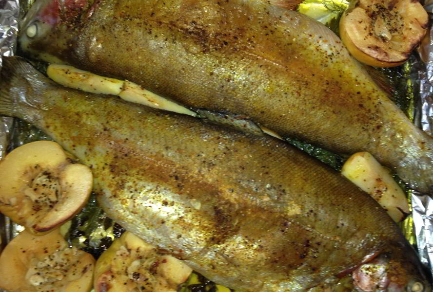 Форель, запеченная с осенними овощами и фруктами